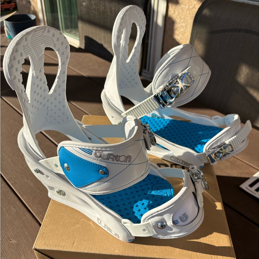 Burton Citizen (NWT) White and Blue Snowboard Bindings Women’s Medium/Mens 6-7